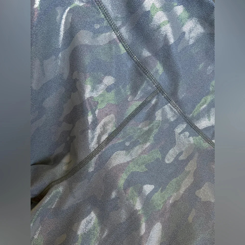 ZYIA Silver Camo Metallic holographic unicorn Hi-Rise crop
Leggings plus size 20 - Picture 12 of 12